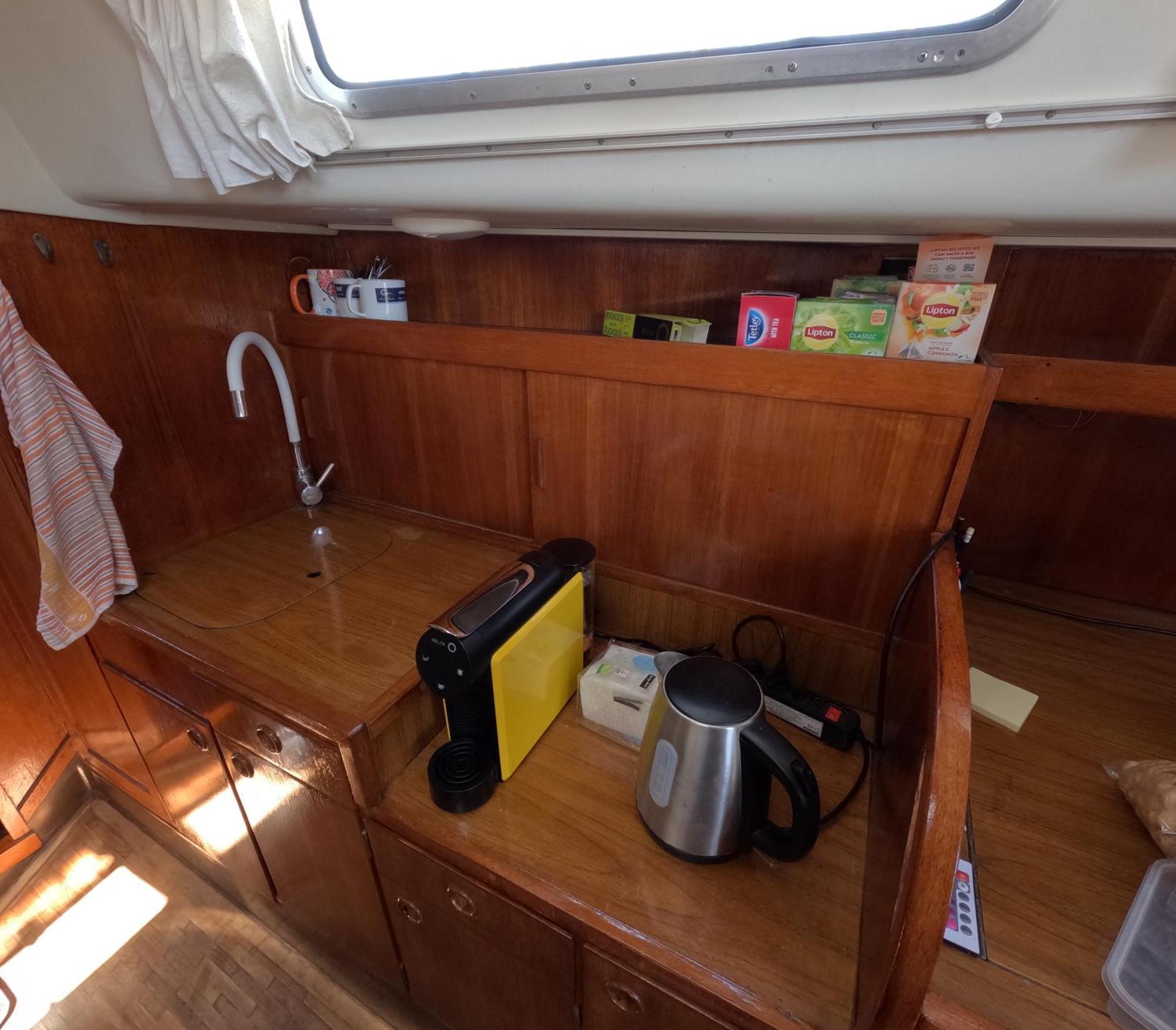 Joky - Floating Refuge Botel *