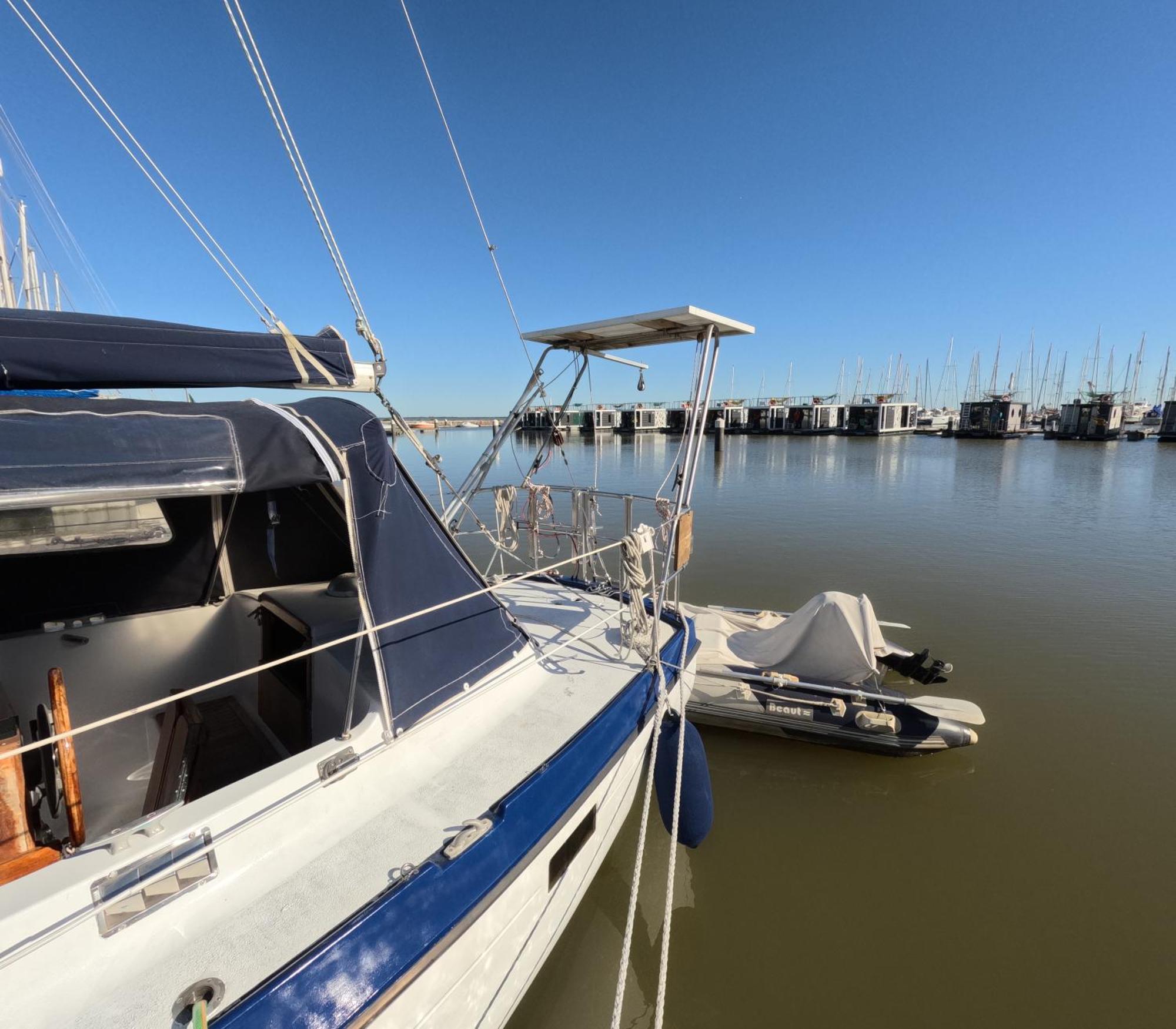 Joky - Floating Refuge Botel